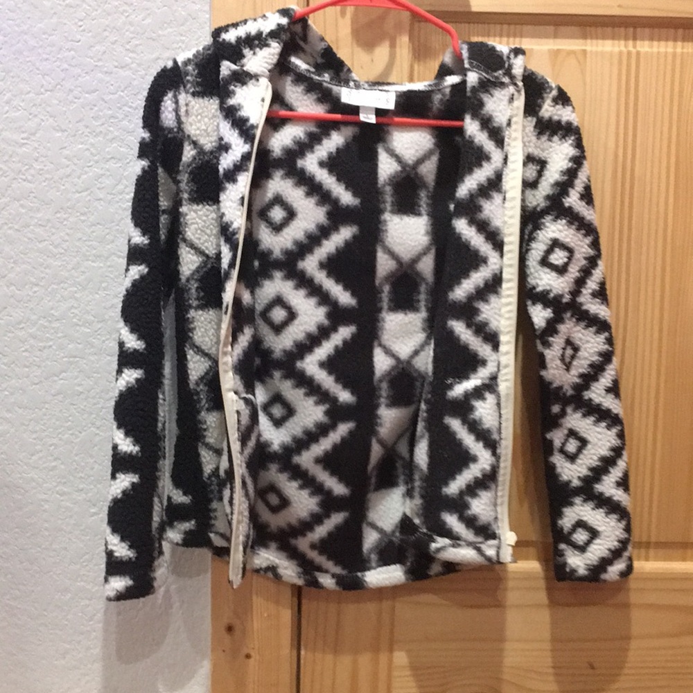 BLACK DESIGN HOODIE SIZE LARGE